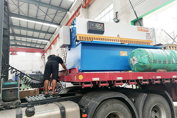 無(wú)錫某冶金工廠購(gòu)買(mǎi)了剪板機(jī) 