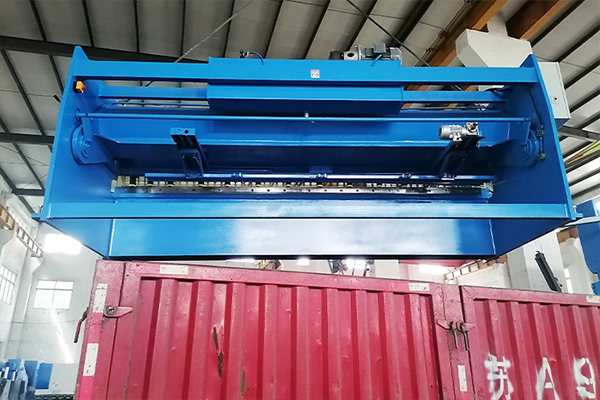 蘇州某塑料模具廠購(gòu)買(mǎi)了剪板機(jī) 